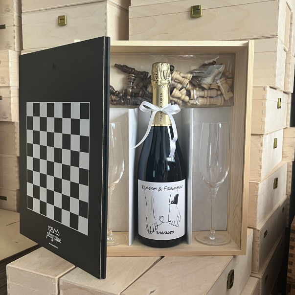 Box Regalo Bottiglia Franciacorta personalizzata + 2 calici flute + Cassetta scacchi