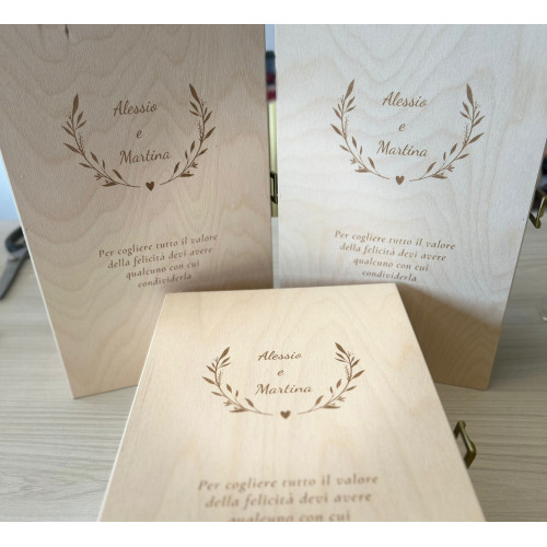 CONFEZIONE REGALO VINO CON CALICE PERSONALIZZATO E POSTO PER BOTTIGLIA
