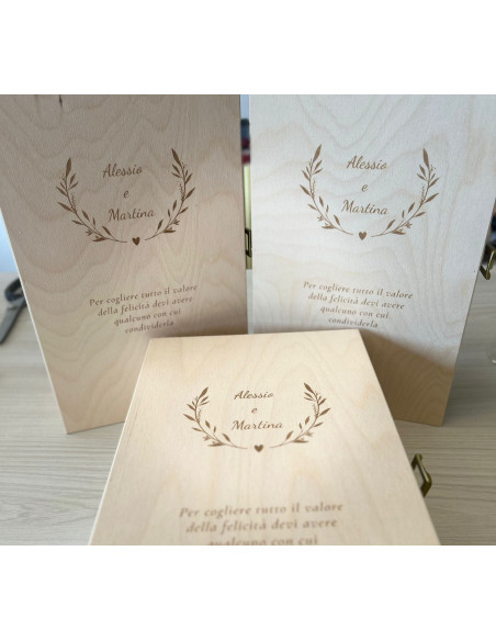 CONFEZIONE REGALO VINO CON CALICE PERSONALIZZATO E POSTO PER BOTTIGLIA